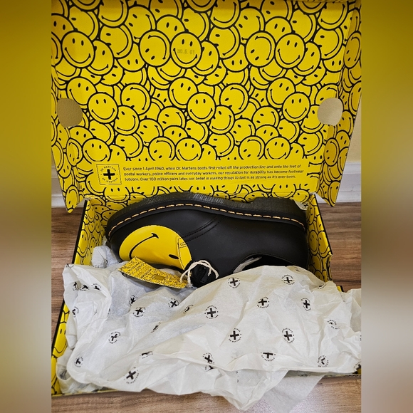 Dr. Martens x Smiley® 1461 Derby, ladies US 7, mens US 6 - Picture 9 of 9